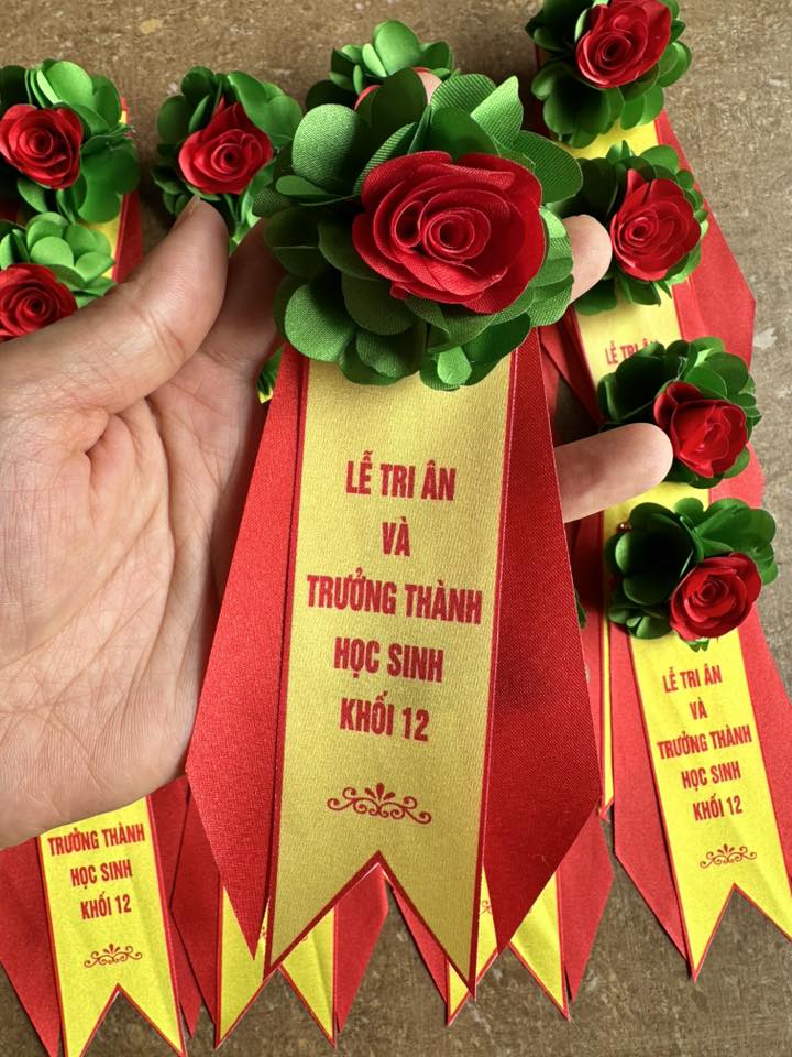 Hoa cài áo hội khóa