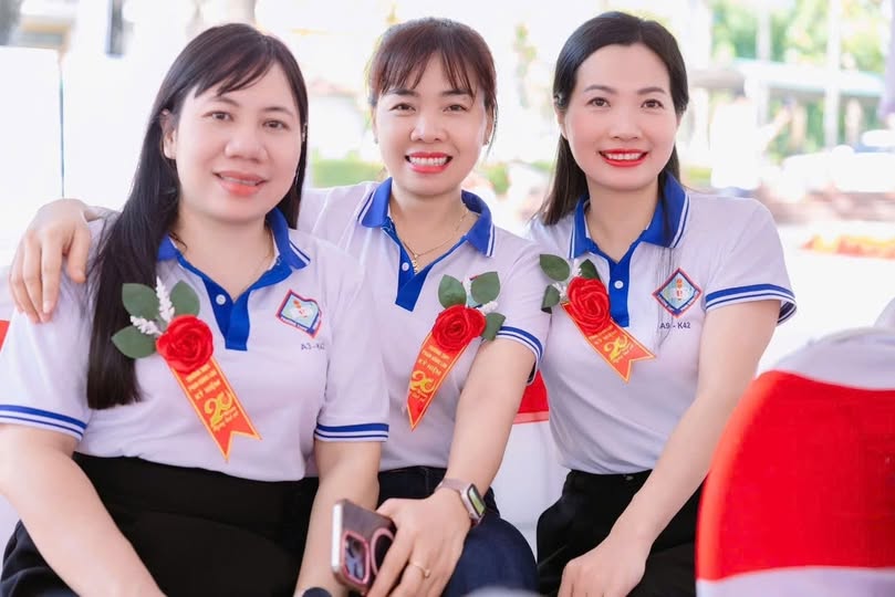 Hoa cài áo đại biểu nữ