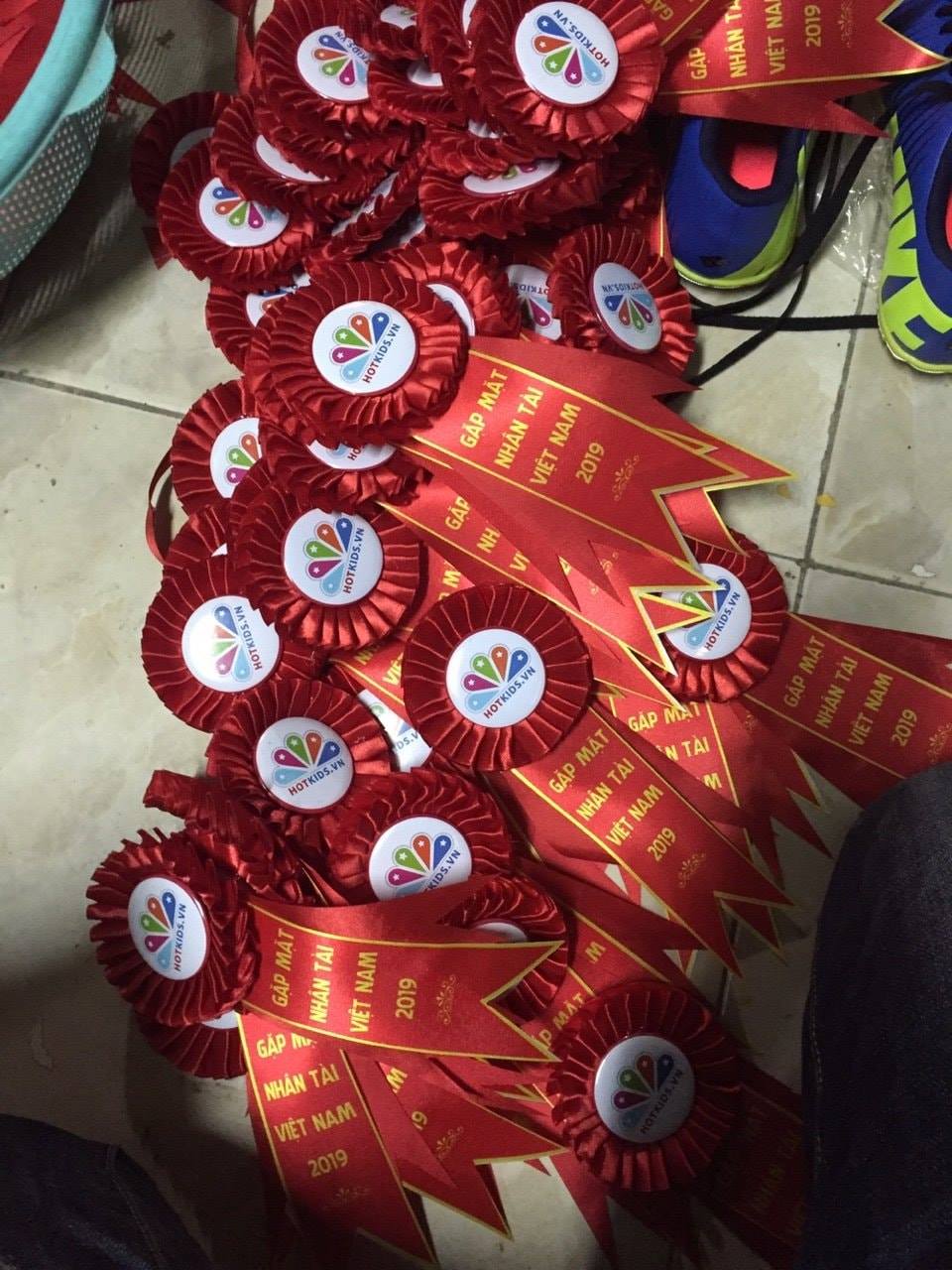 Làm hoa cài áo đại biểu số lượng lớn