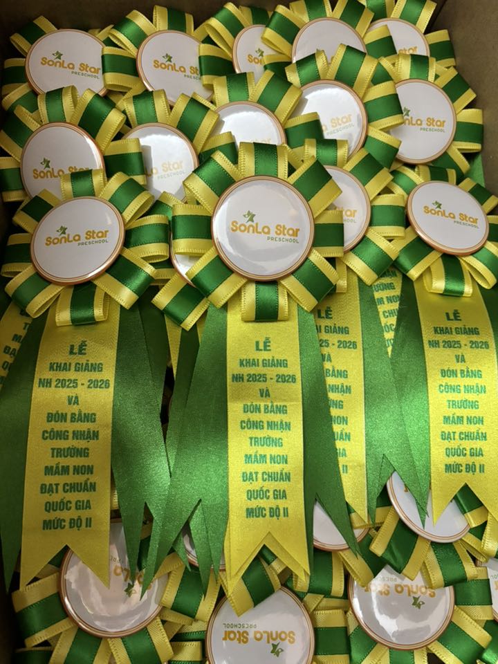 Hoa cài áo họp lớp