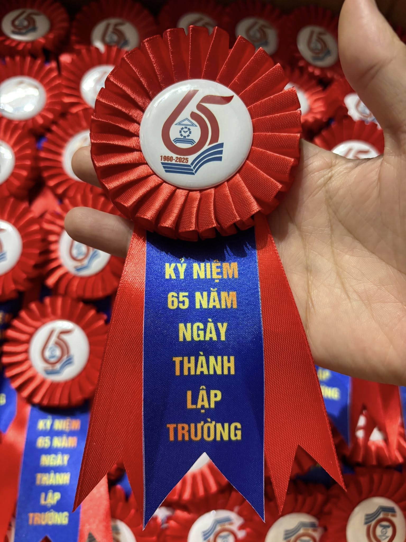 Địa chỉ mua hoa cài áo đại biểu