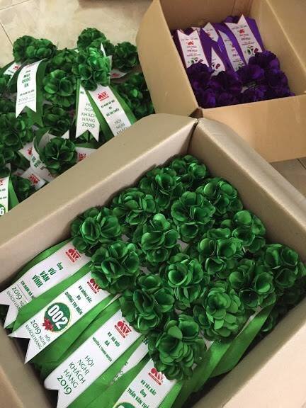 Cửa hàng bán hoa cài áo đại biểu