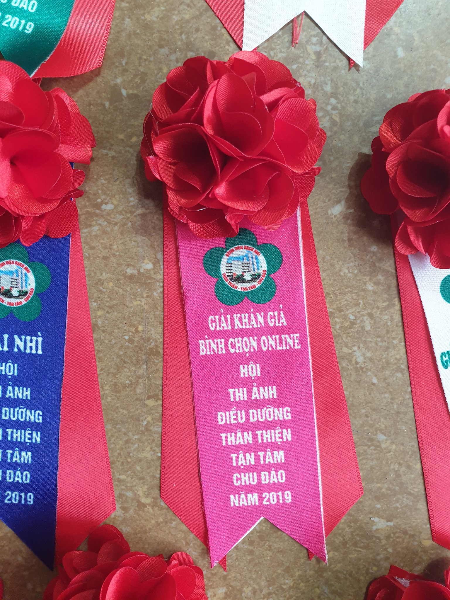 Hoa cài áo đại biểu đồng phục