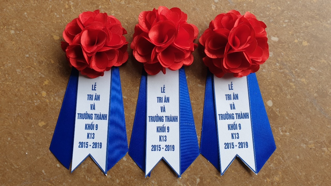 Hoa cài áo đại biểu lễ tốt nghiệp