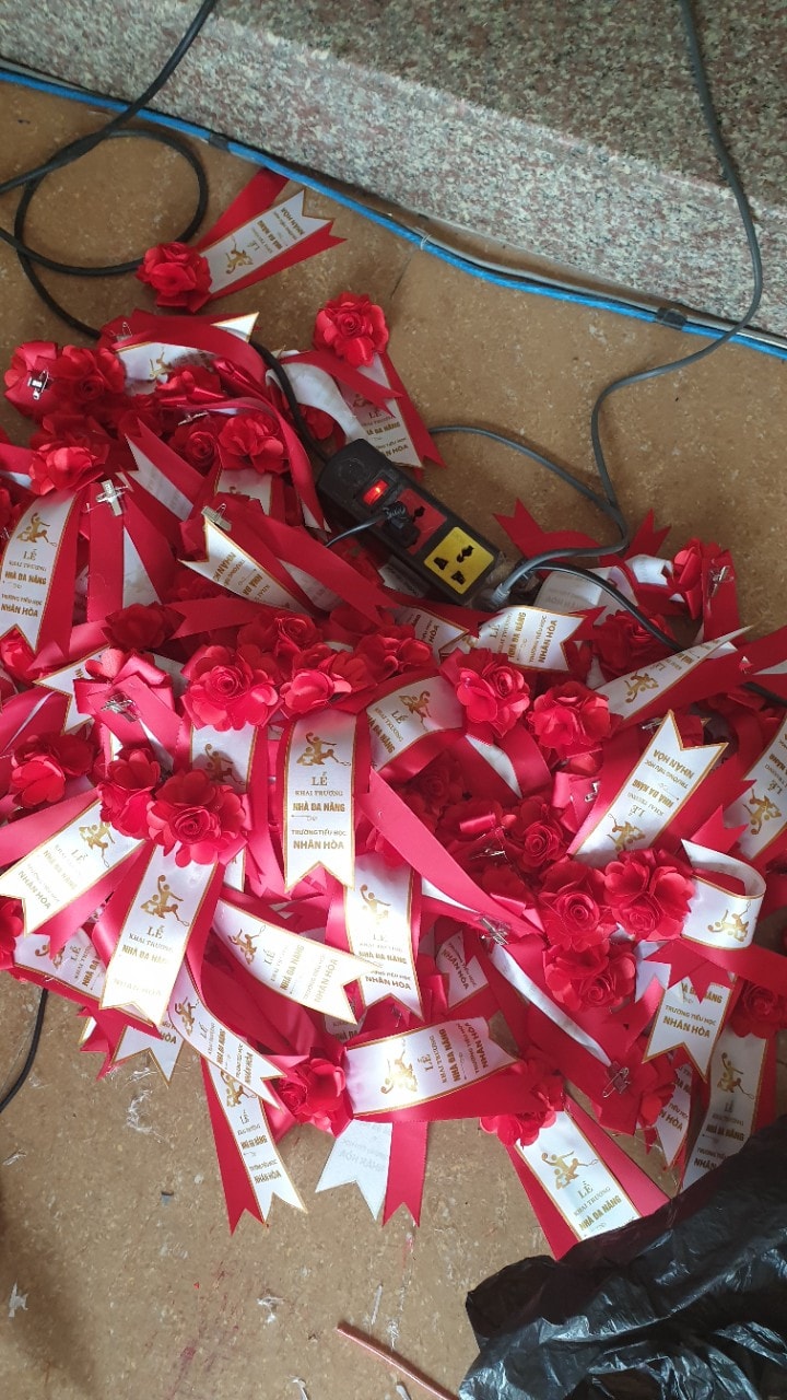 Hoa cài áo đại biểu giá rẻ