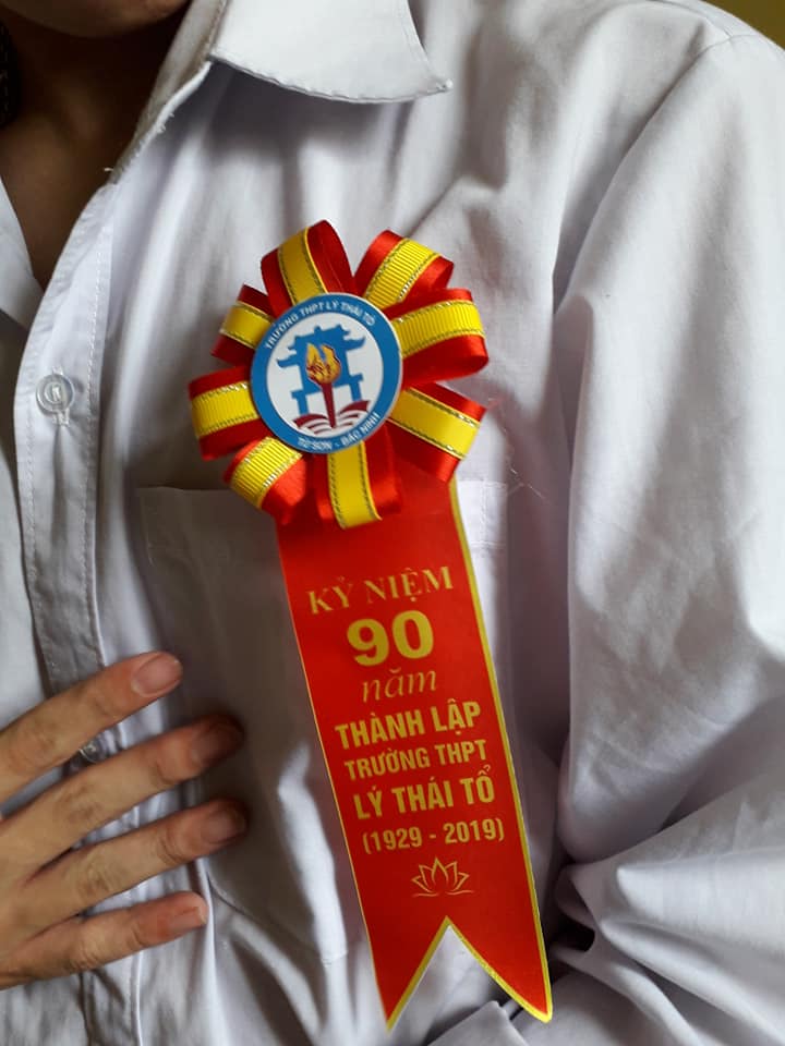 In logo lên hoa cài áo đại biểu