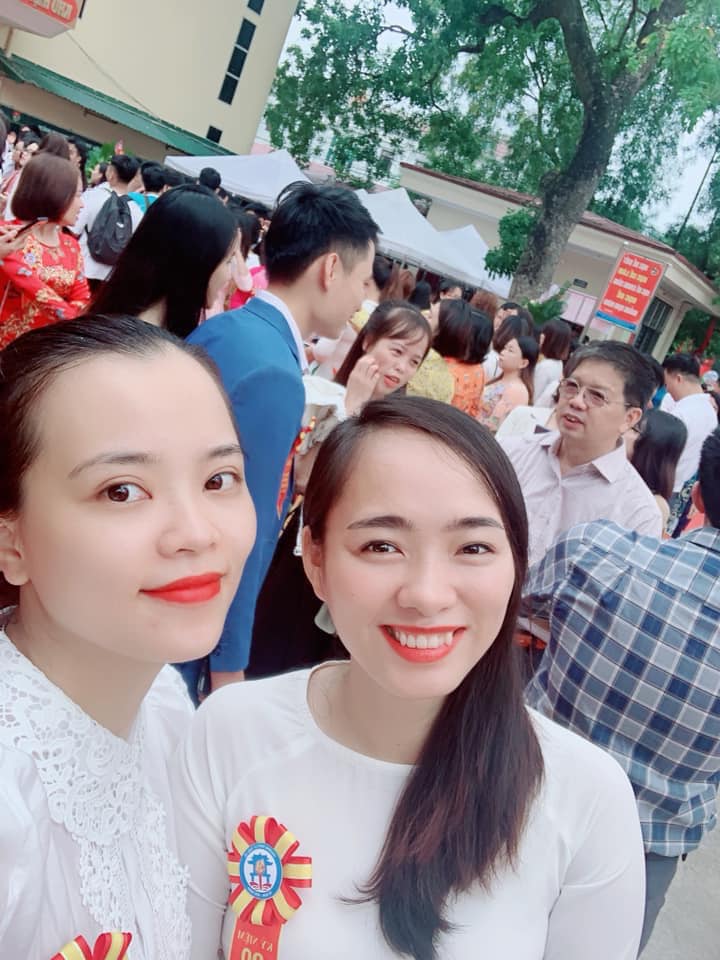 Hoa cài áo đại biểu đồng phục