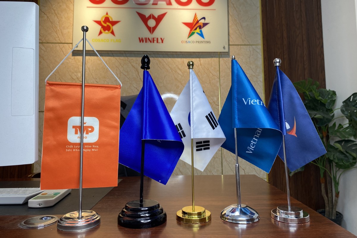 Bán cờ để bàn làm việc – Xưởng in cờ HOÀNG GIA tại Hà Nội