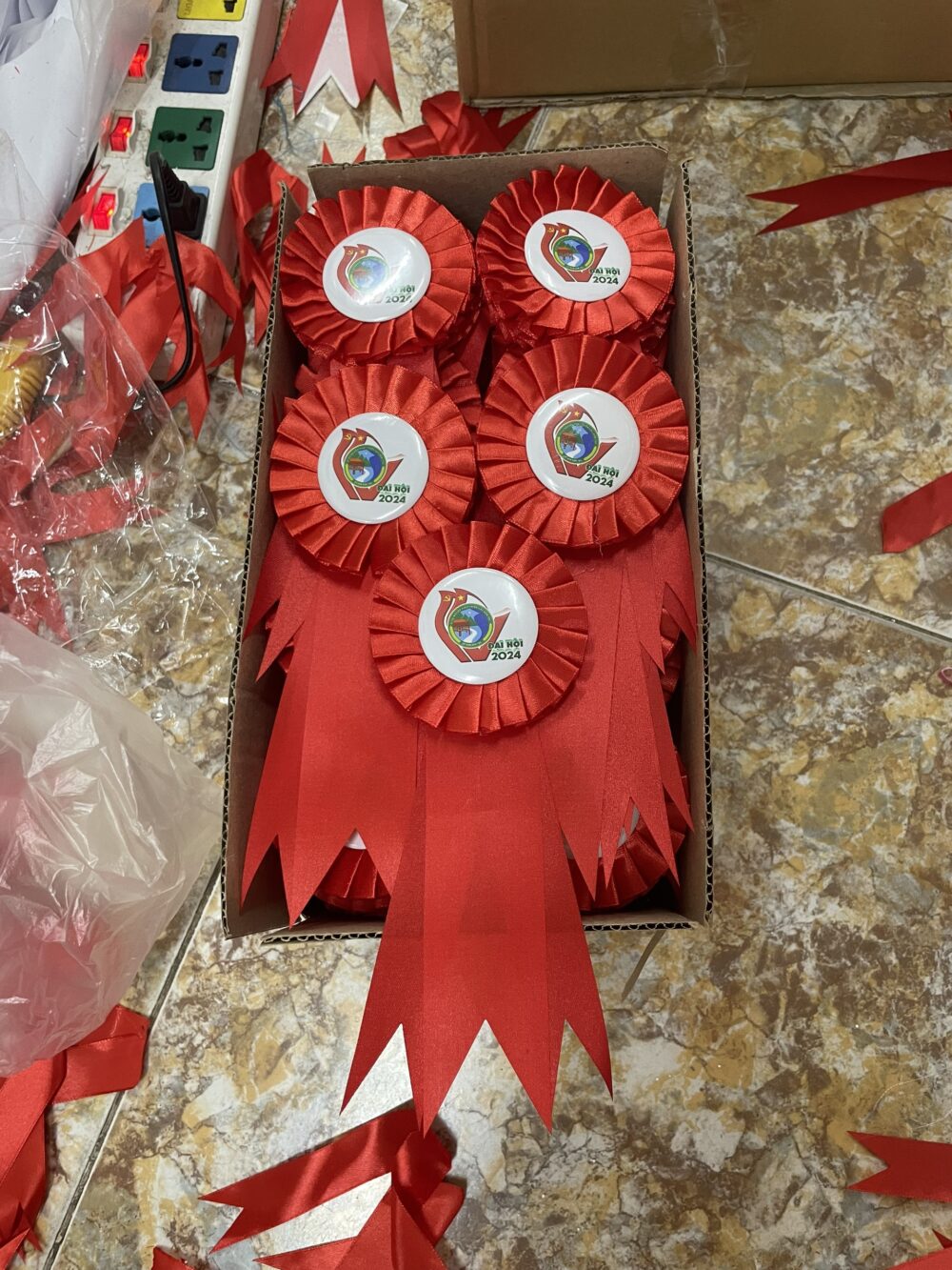 Hoa cài áo sự kiện