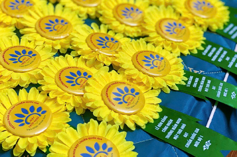 Hoa cài áo đại biểu lễ tốt nghiệp