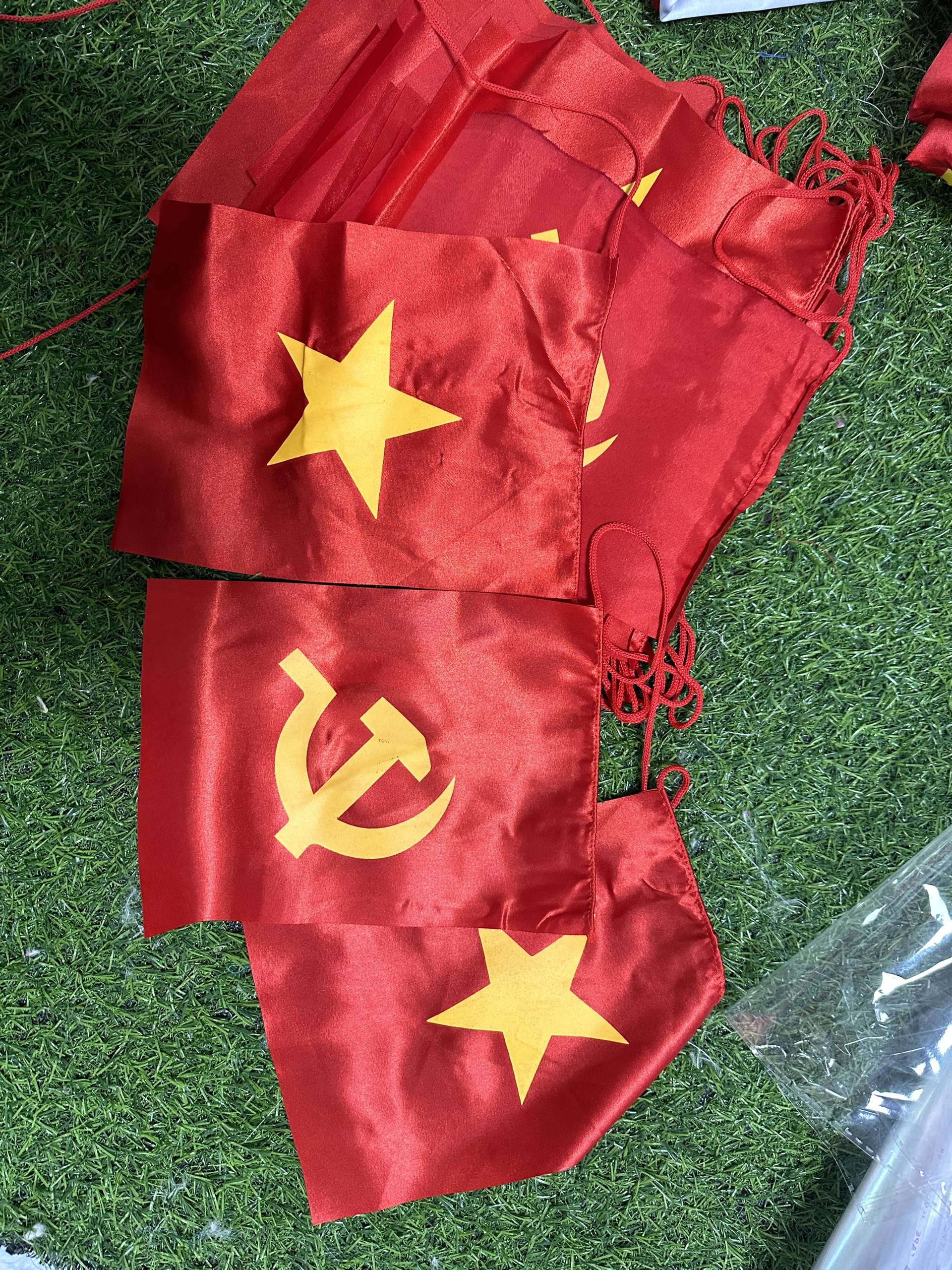 Cờ dây Tổ Quốc 2 mặt – Bền đẹp, giá rẻ tại Xưởng in cờ HOÀNG GIA Hà Nội