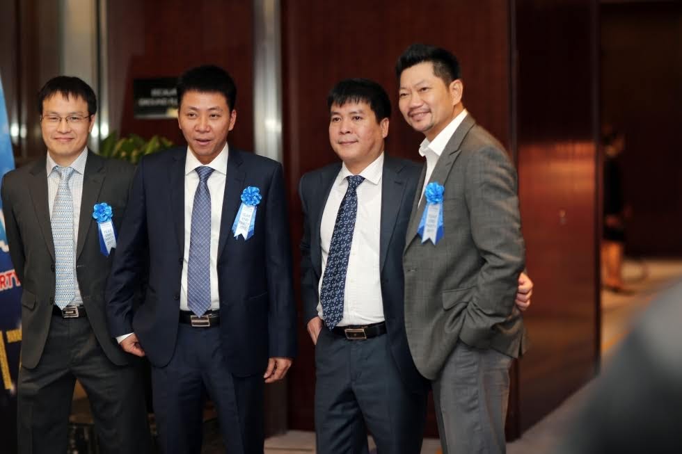 Xưởng làm hoa cài áo đại biểu