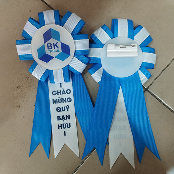 Hoa cài áo đại biểu cho hội thảo