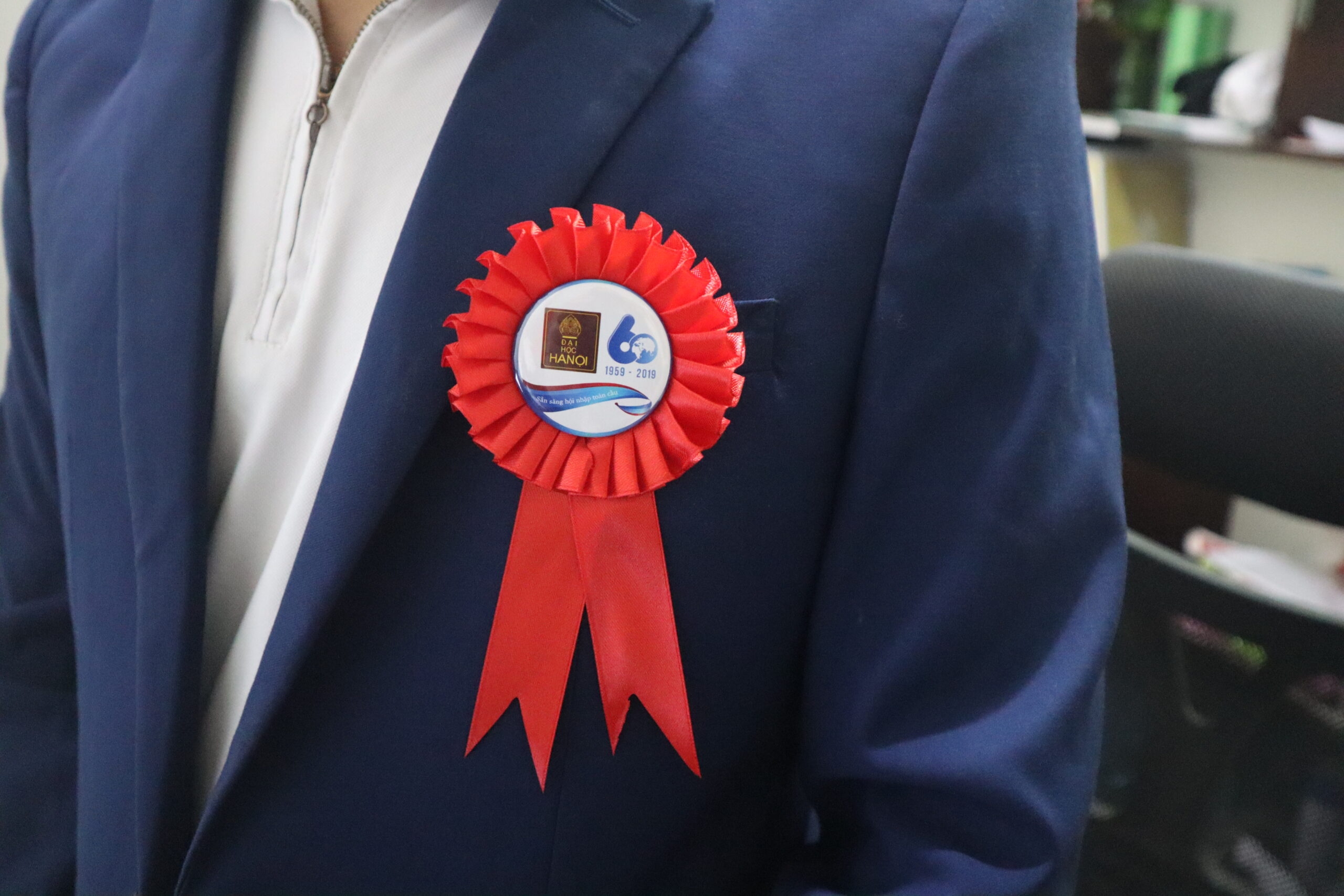 Hoa cài áo đại biểu nam