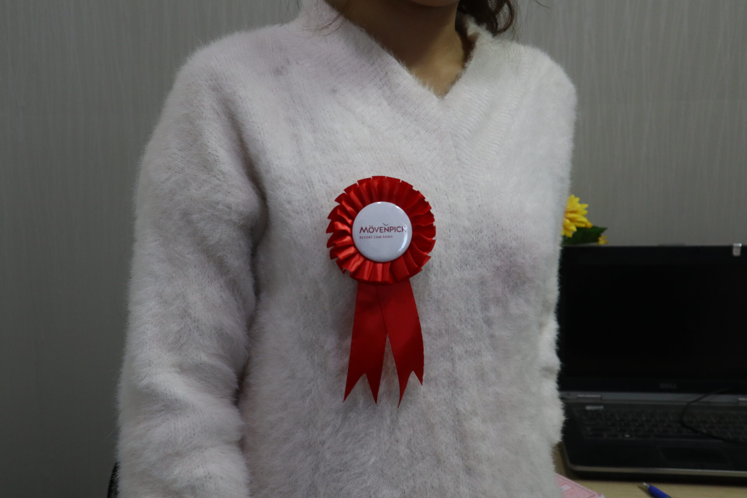 Nhận làm hoa cài áo đại biểu gấp