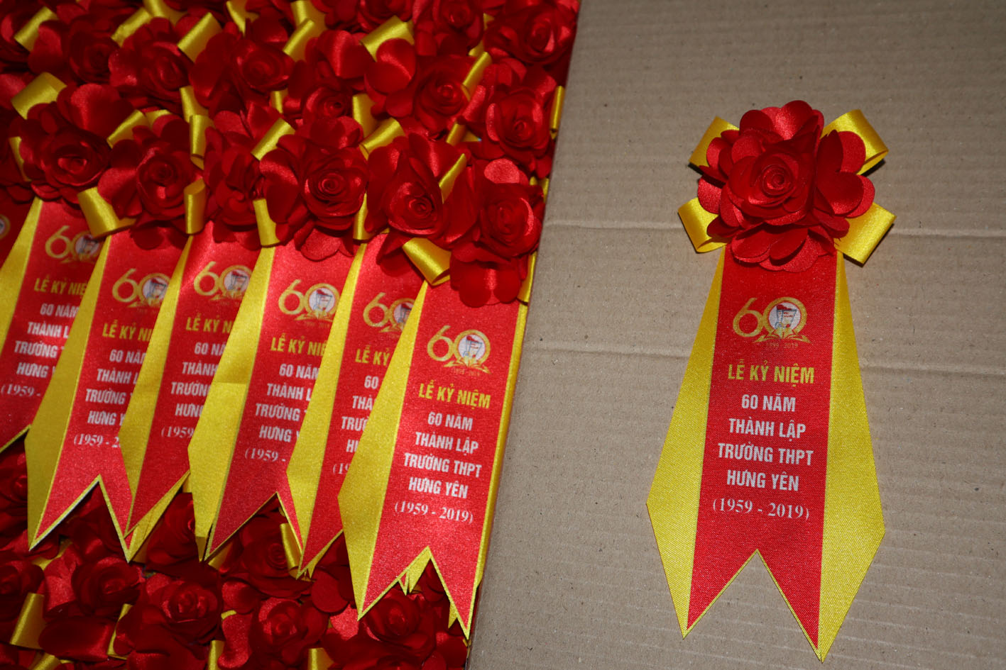 Hoa cài áo đại biểu bằng vải