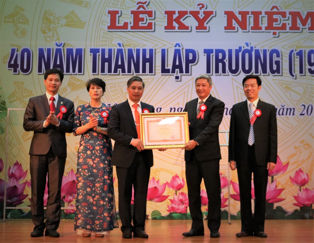 Hoa cài áo kỷ niệm ngày thành lập