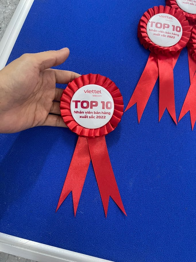 Hoa cài áo đại biểu sự kiện