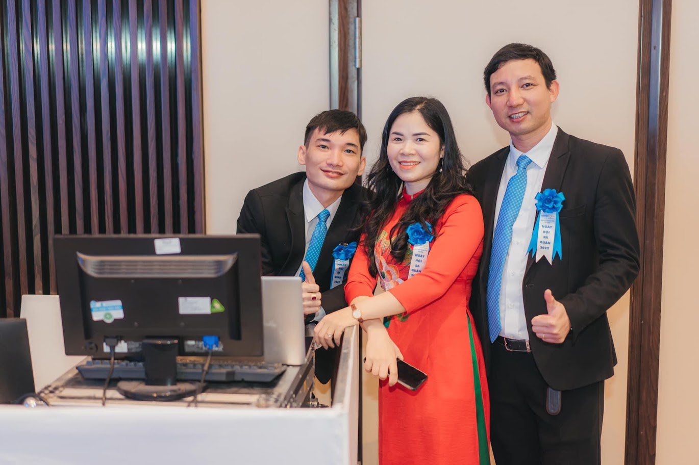 Hoa cài áo đại biểu sự kiện