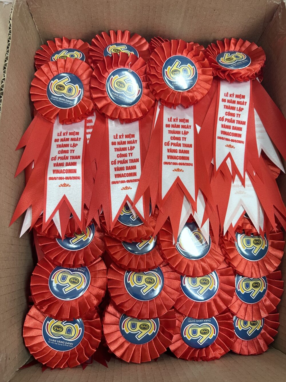 Hoa cài áo đại biểu mua ở Hà Nội