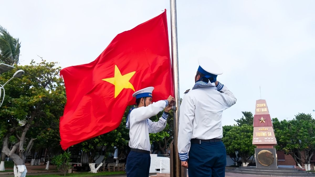 In cờ Tổ Quốc theo yêu cầu – Xưởng in cờ HOÀNG GIA Hà Nội