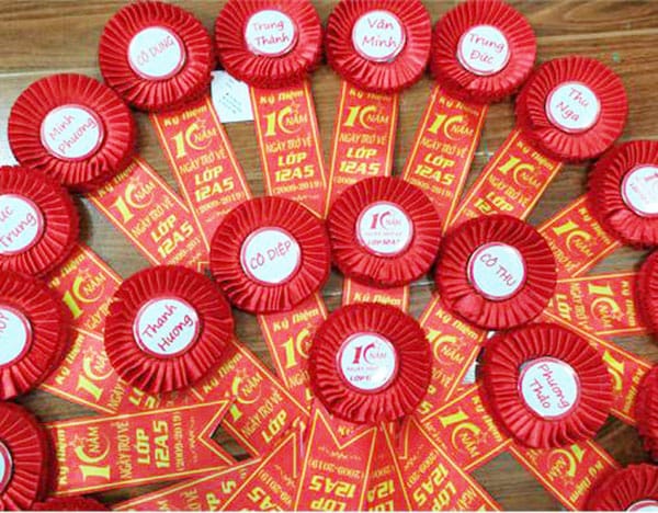 In logo lên hoa cài áo đại biểu