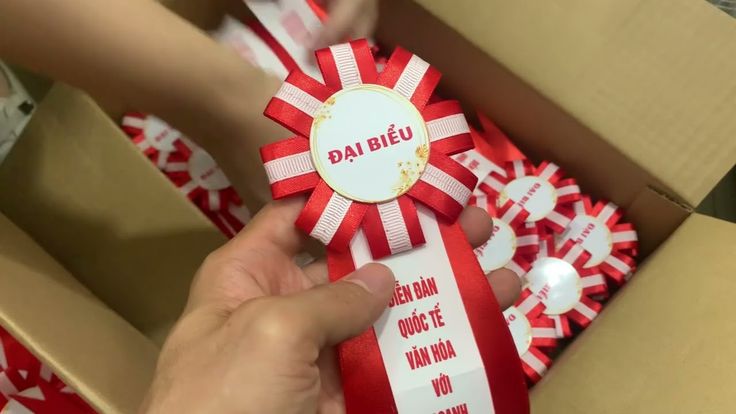 Hoa cài áo đại biểu sự kiện