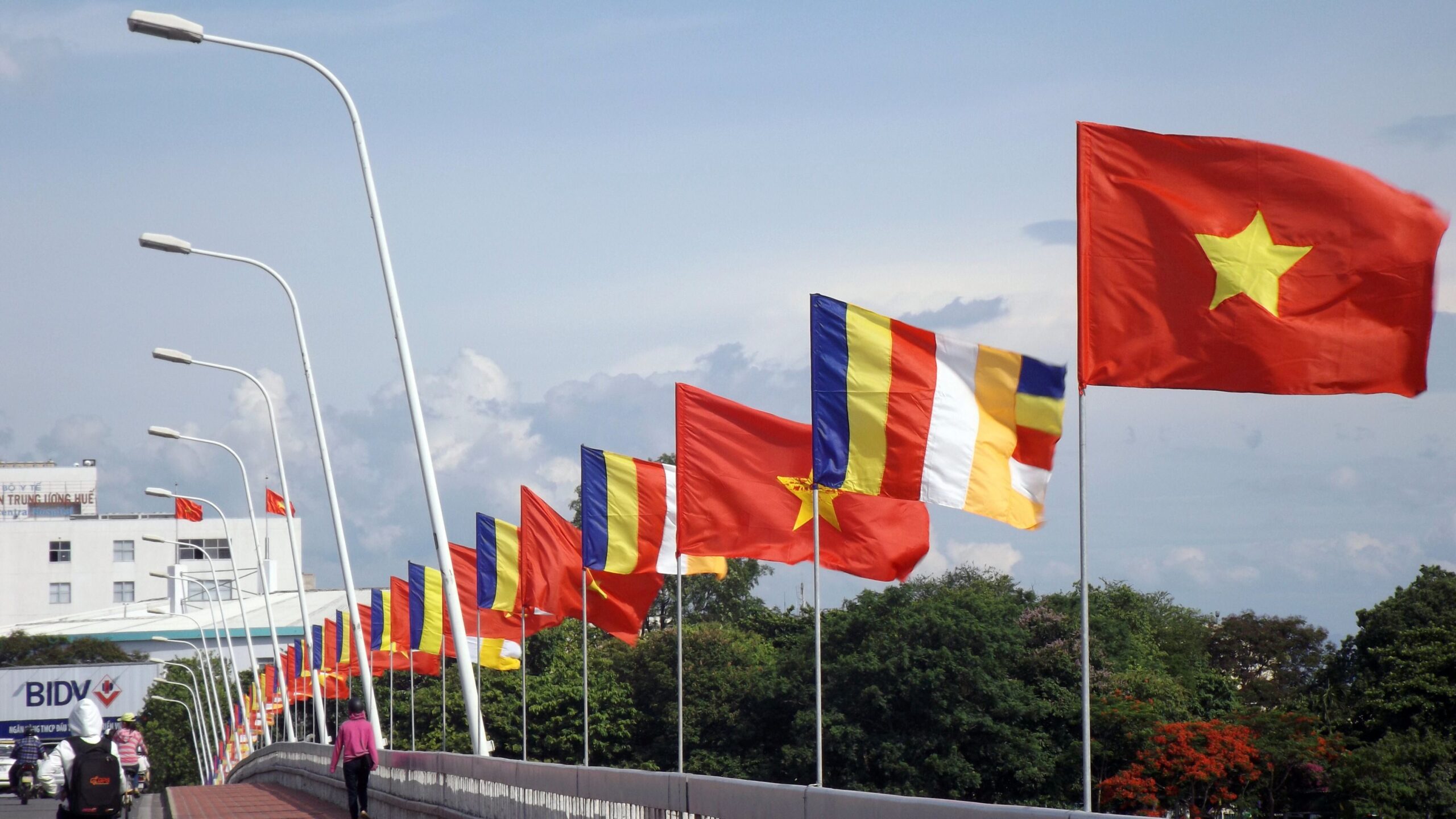 Mua cờ Phật giáo số lượng lớn – Xưởng in cờ HOÀNG GIA Hà Nội