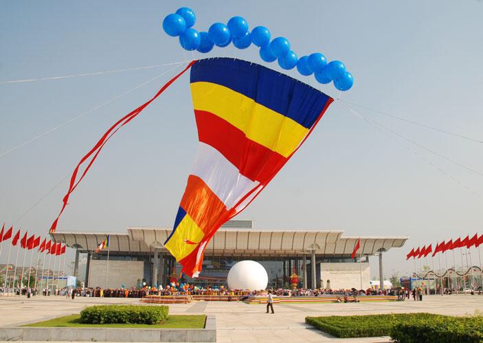 Cờ Phật giáo mua ở đâu – Xưởng in cờ HOÀNG GIA Hà Nội