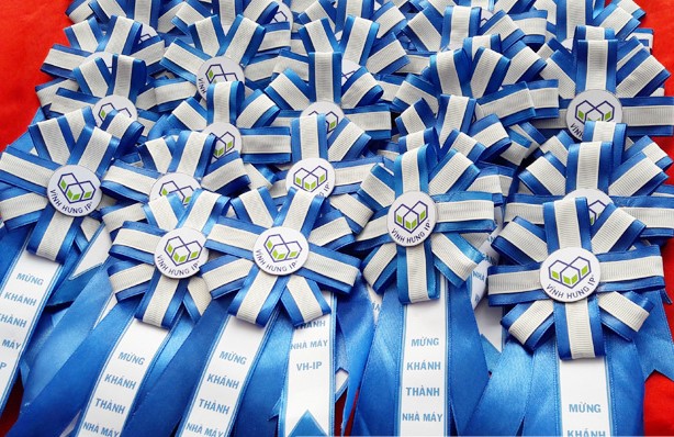 Hoa cài áo đại biểu lụa