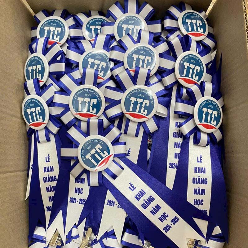 In logo lên hoa cài áo đại biểu