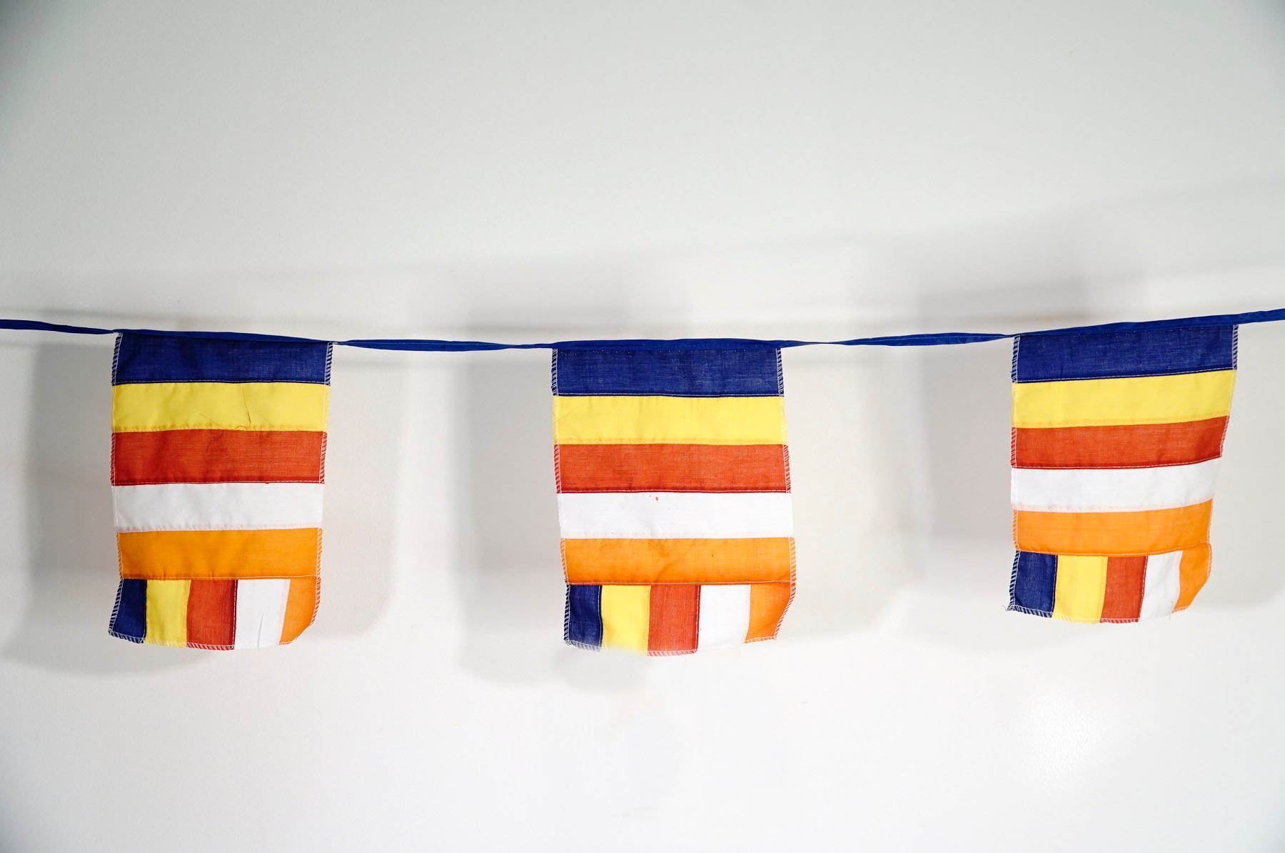 Cờ dây Phật giáo – Xưởng in cờ HOÀNG GIA Hà Nội uy tín