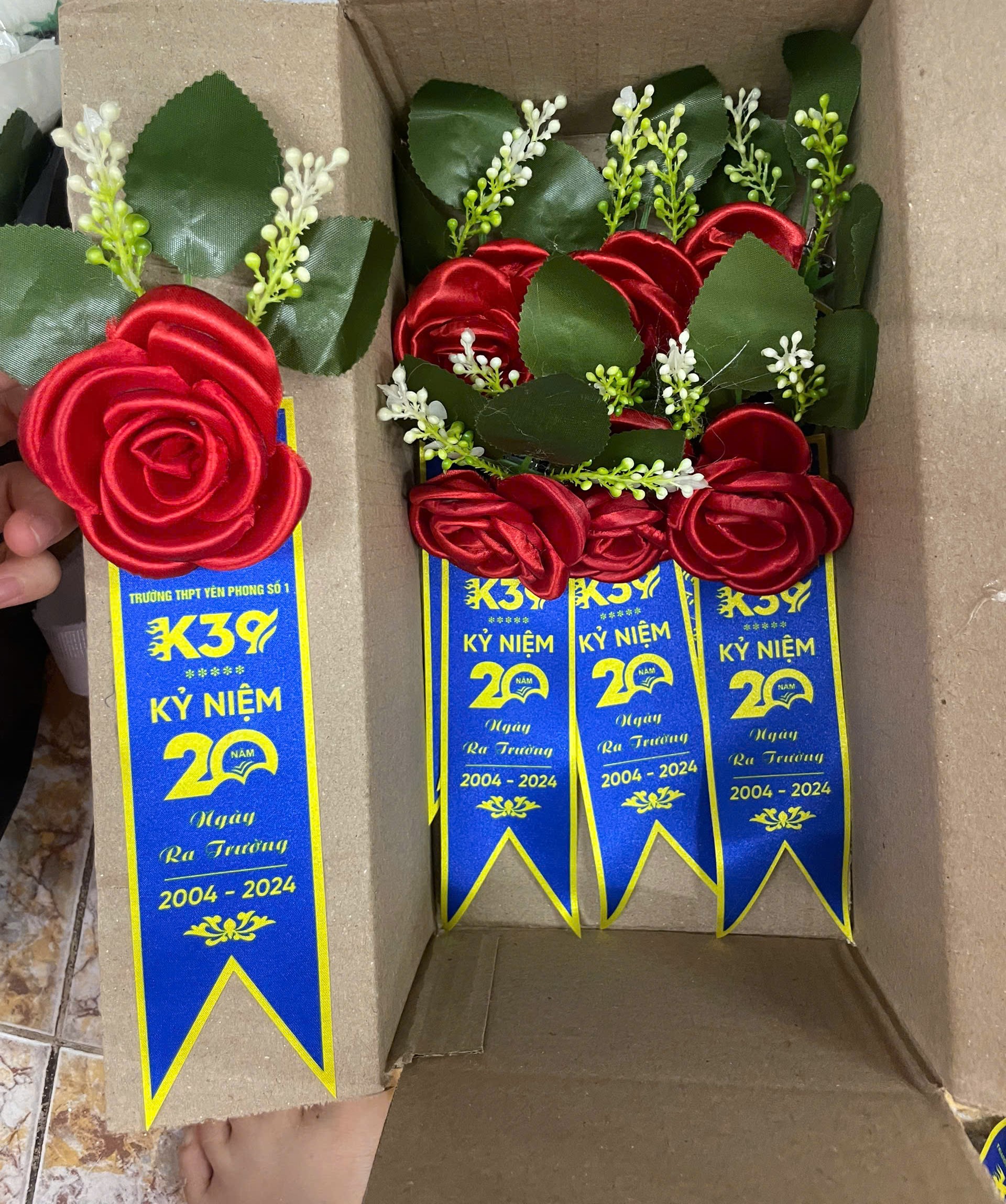 Hoa cài áo kỷ niệm ngày thành lập