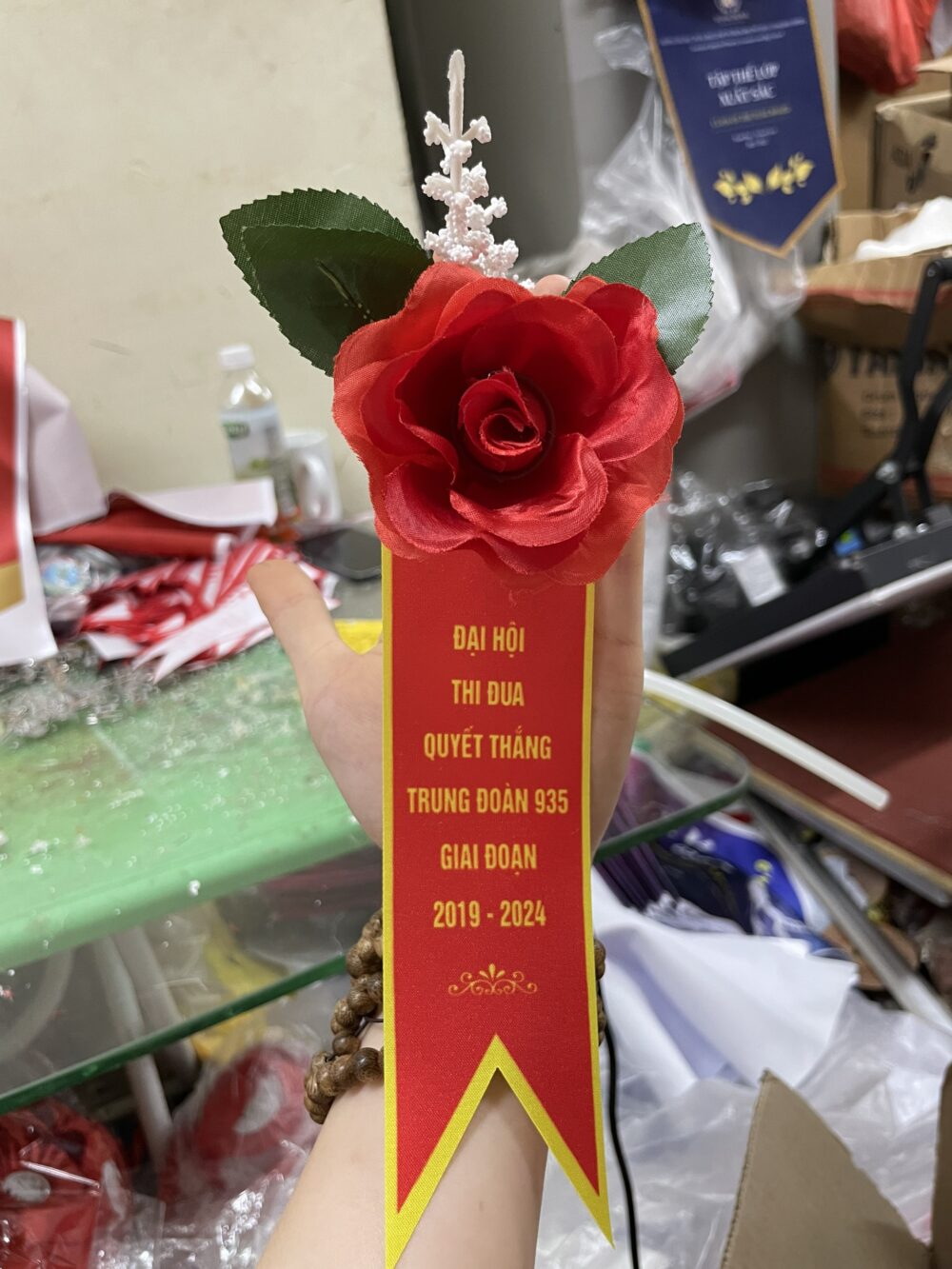 Hoa cài áo đại biểu sự kiện