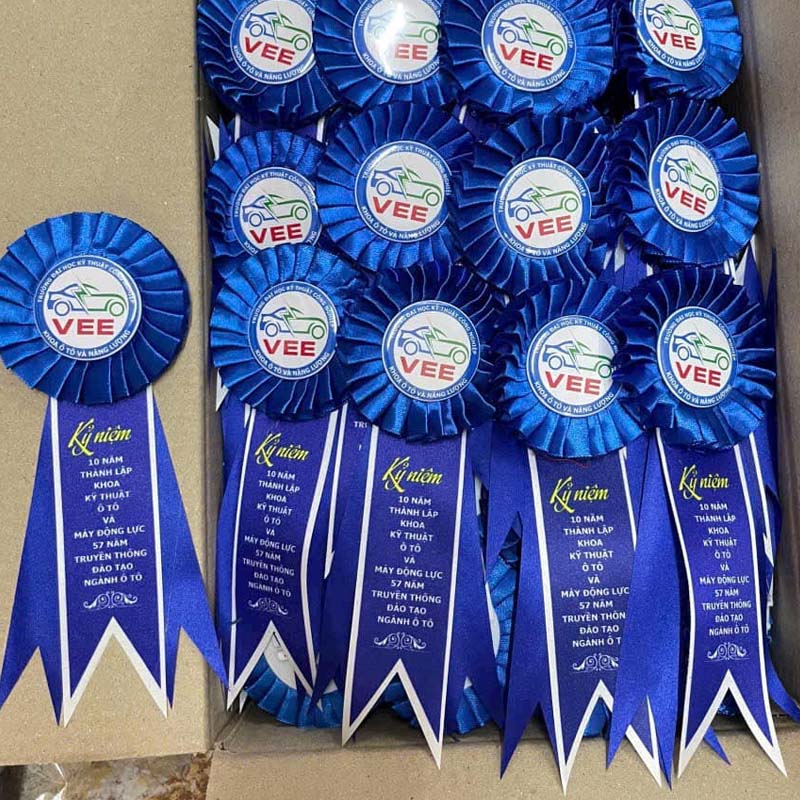 Làm hoa cài áo đại biểu