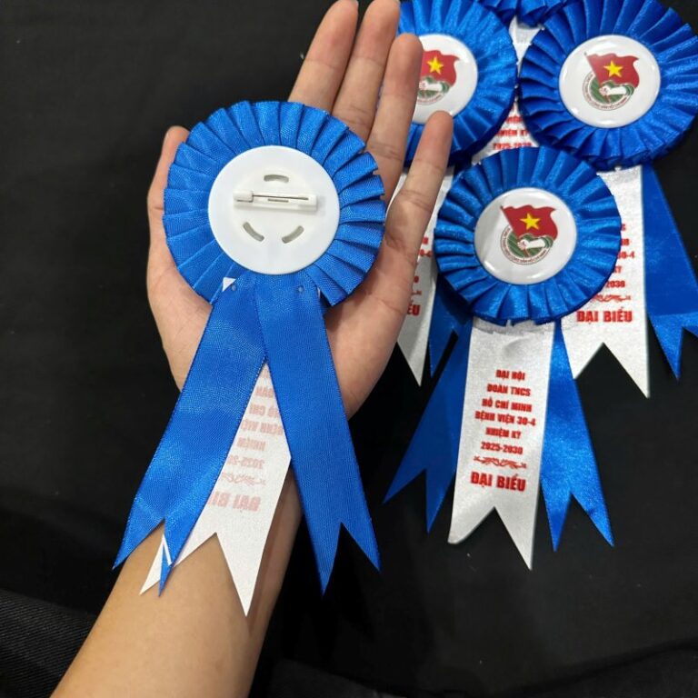Hoa cài áo đại biểu lễ tốt nghiệp