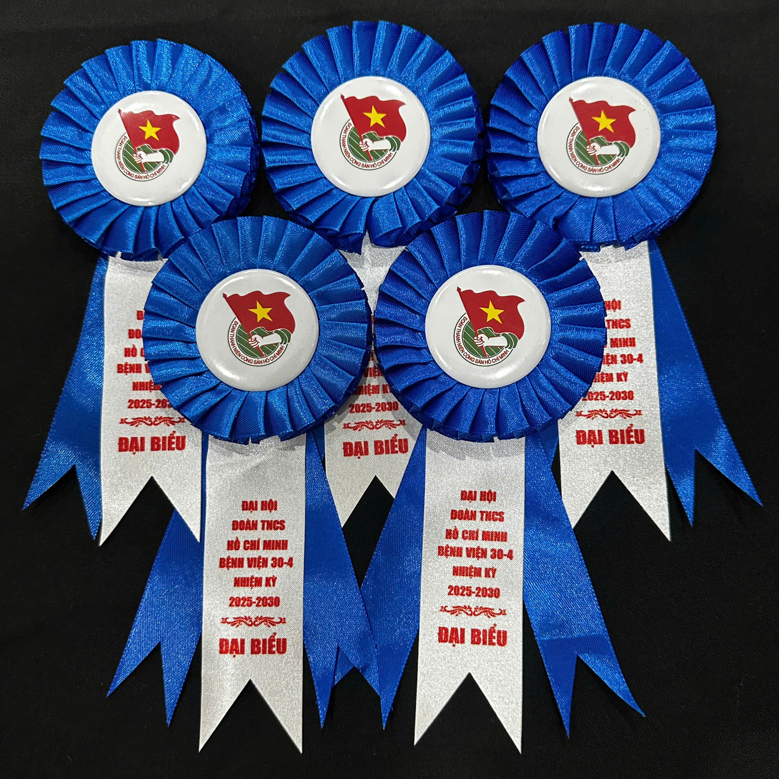 Hoa cài áo đại biểu cho hội thảo