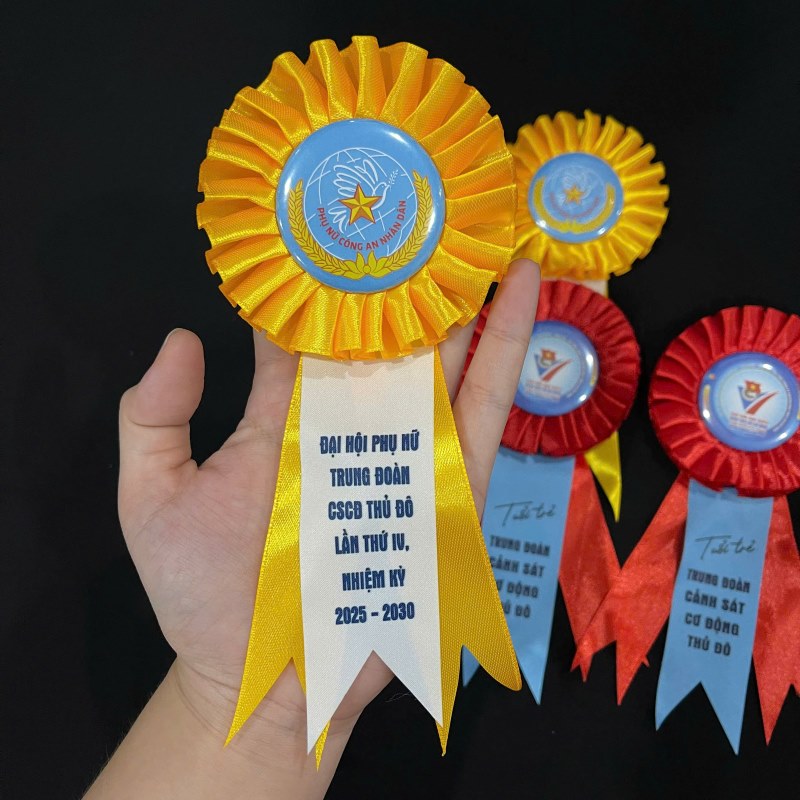 Hoa cài áo đại biểu cho lễ khai trương