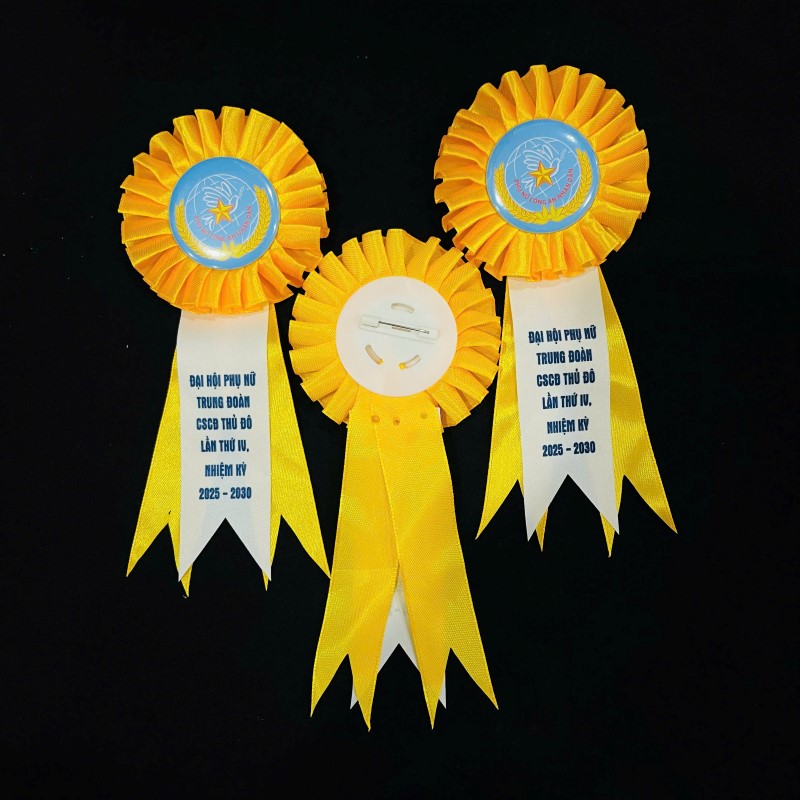 In logo lên hoa cài áo đại biểu