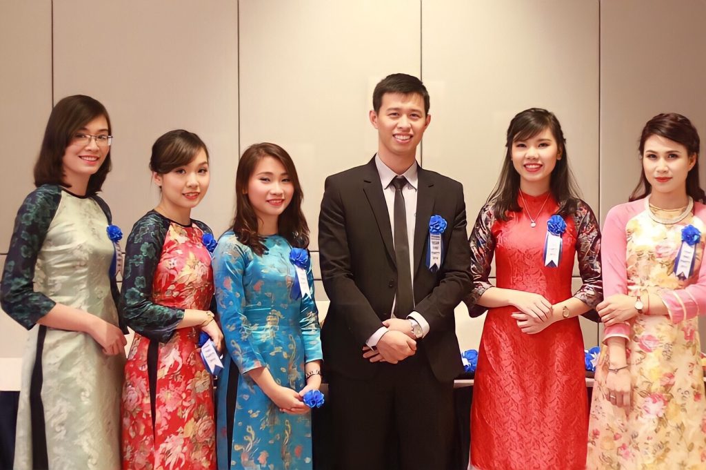 Hoa cài áo đại biểu nam