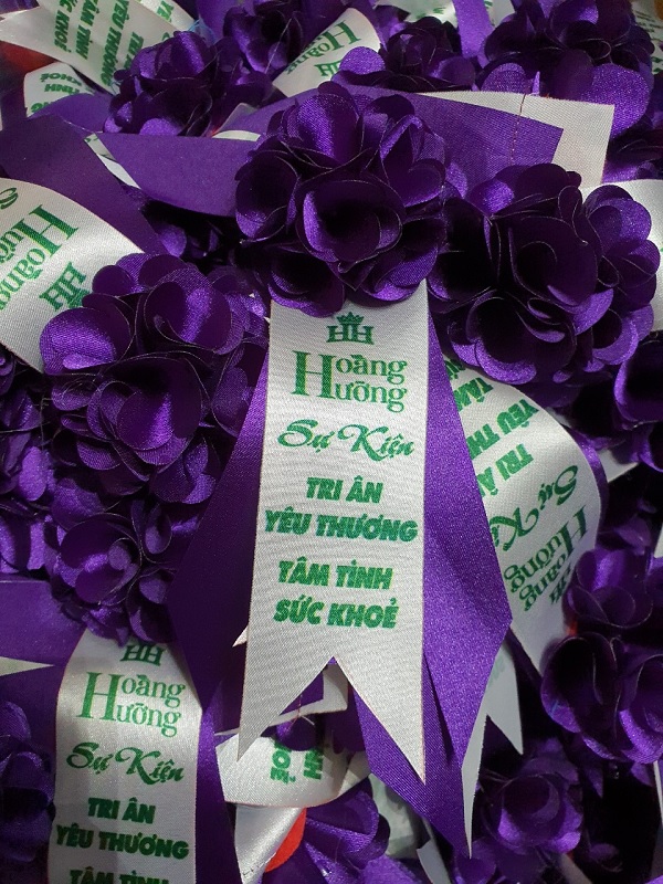 Cửa hàng bán hoa cài áo đại biểu