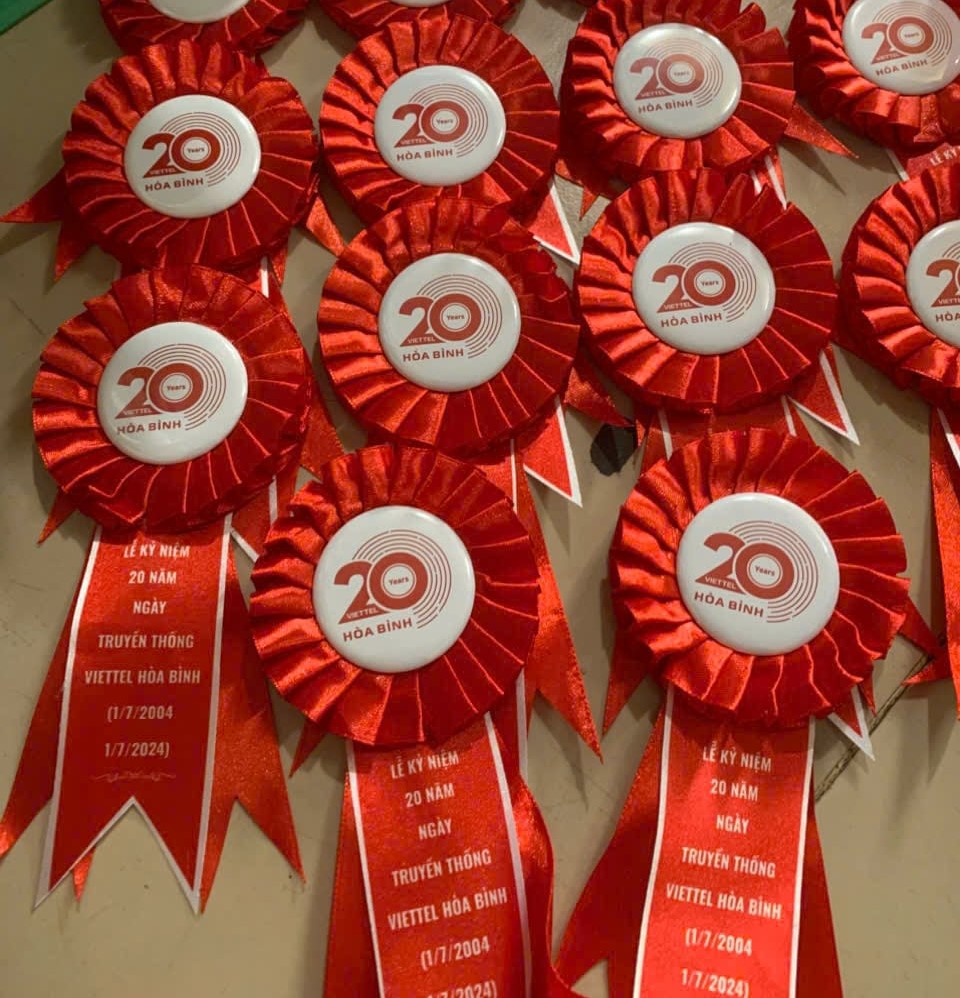 Hoa cài áo hội nghị