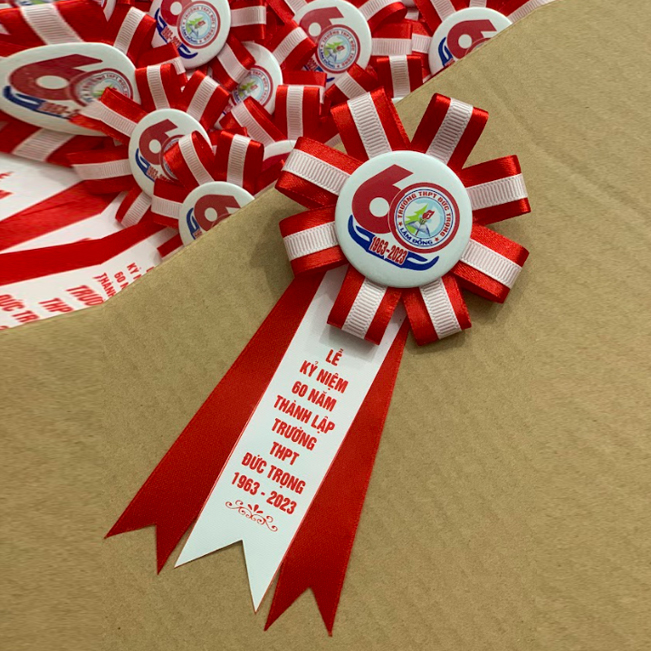 Hoa cài áo đại biểu cho hội thảo