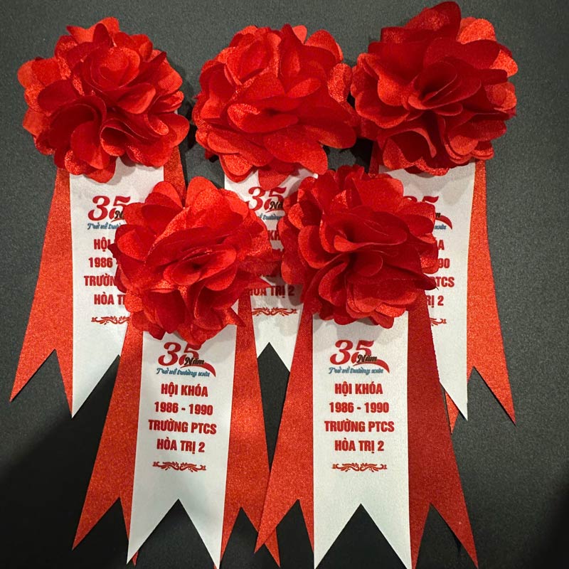 Hoa cài áo cho đại biểu