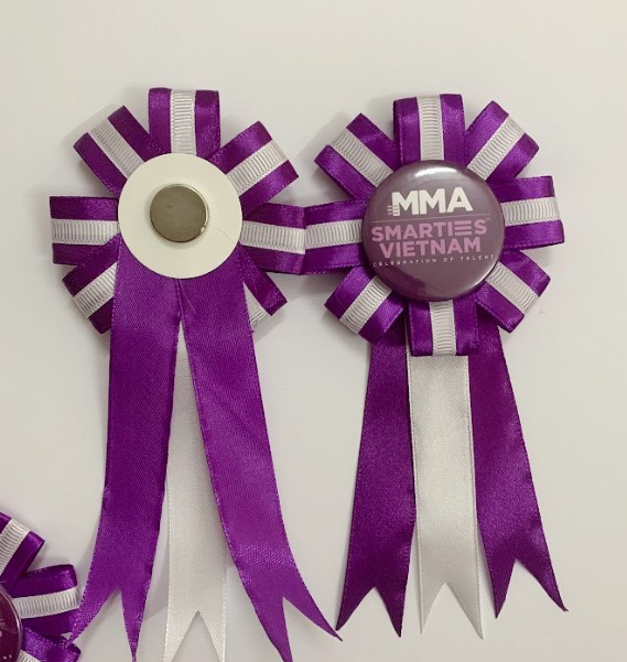 Hoa cài áo đại biểu nữ