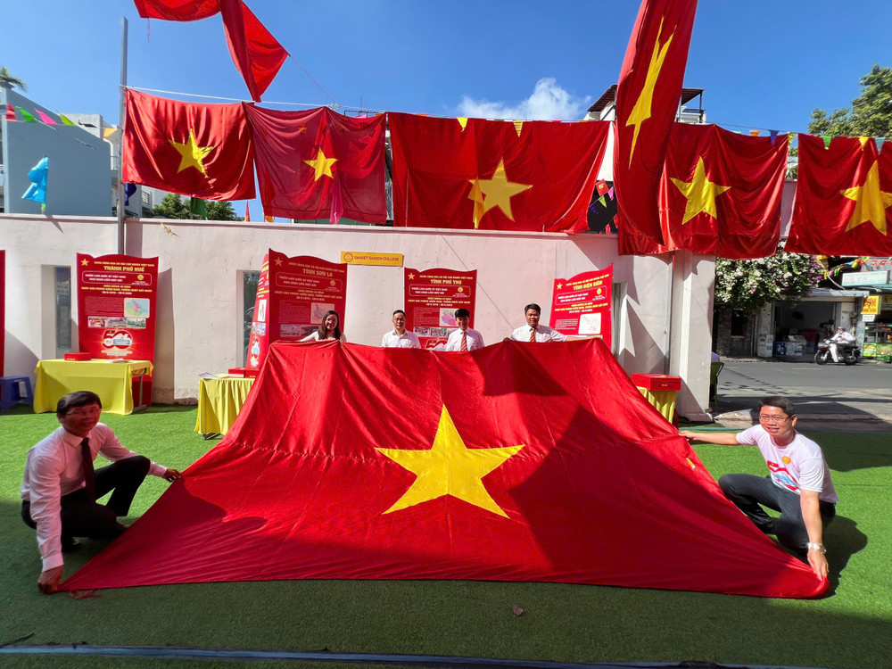 Cờ Tổ Quốc cỡ lớn – Xưởng in cờ HOÀNG GIA