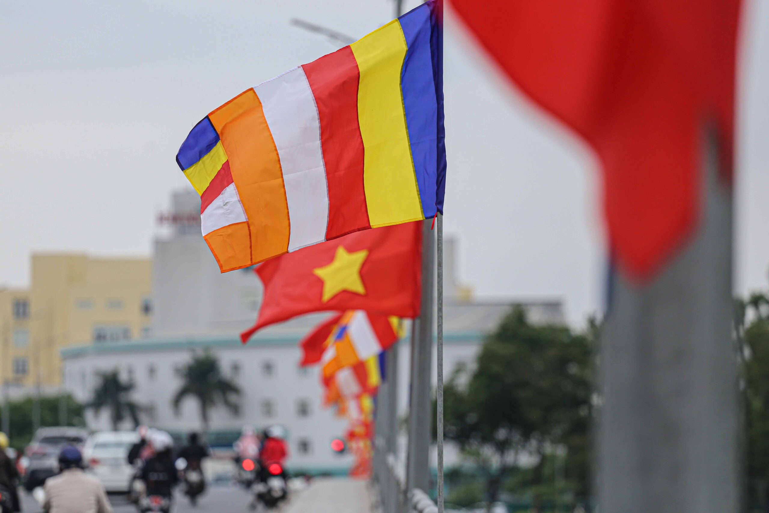 Mua cờ Phật giáo ở Hà Nội – Xưởng in cờ HOÀNG GIA 