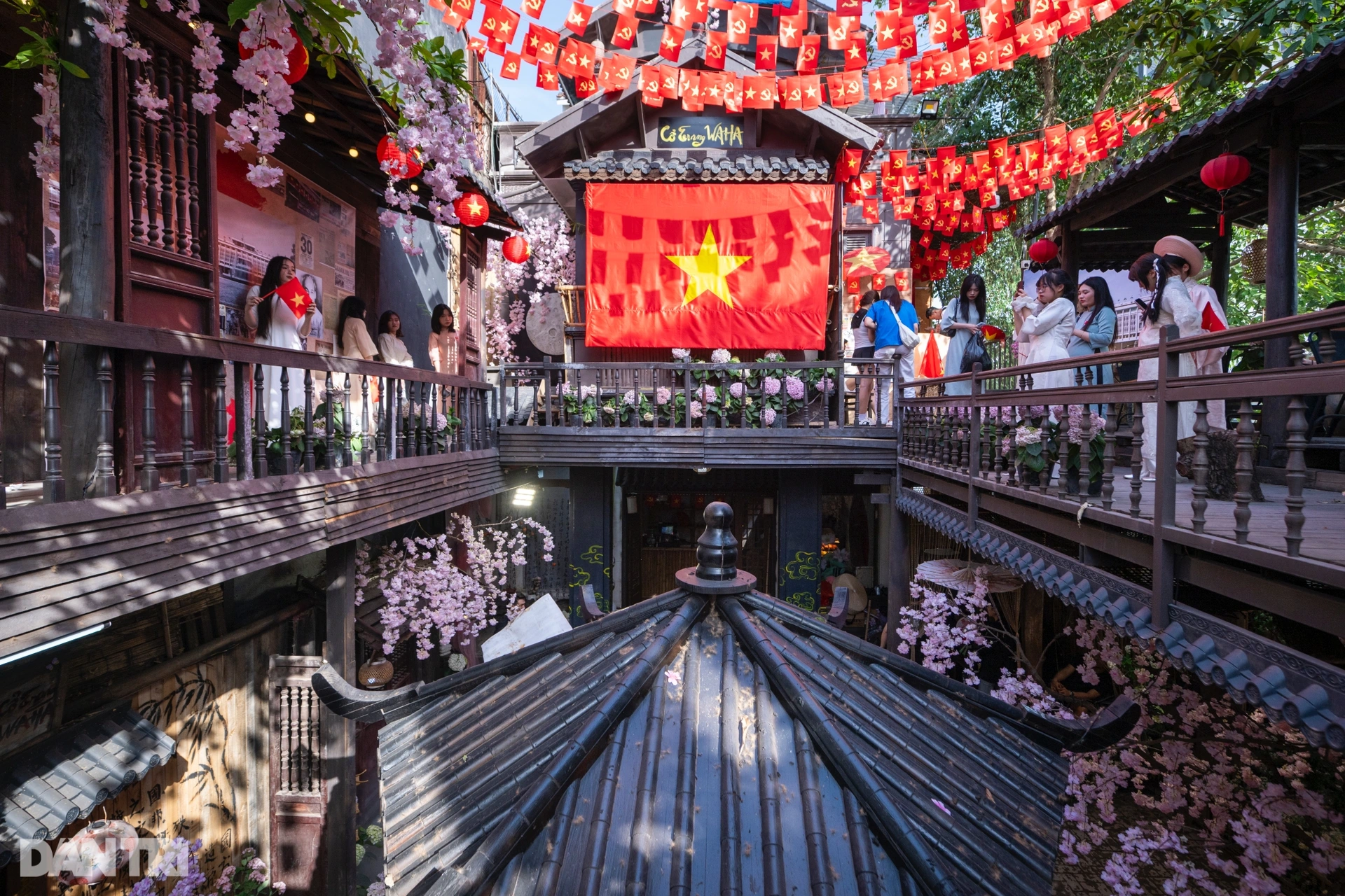 Cờ Tổ Quốc cho tour du lịch – Xưởng in cờ HOÀNG GIA