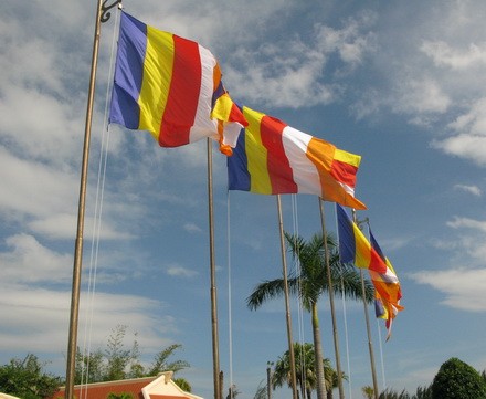 Mua cờ Phật giáo lễ Phật Đản – Xưởng in cờ HOÀNG GIA Hà Nội