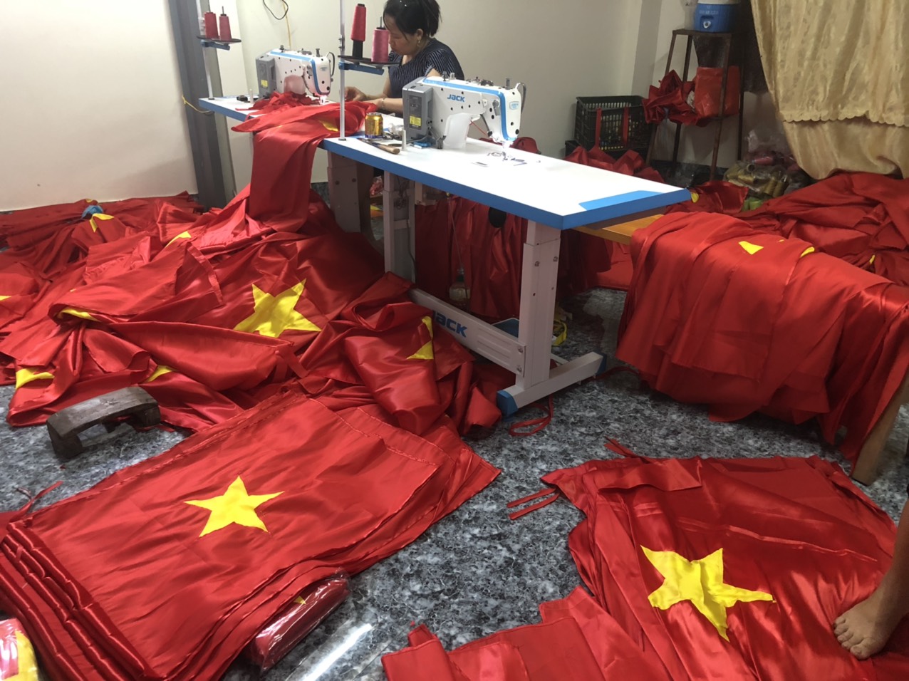 In cờ Tổ Quốc ở Hà Nội – Xưởng in cờ HOÀNG GIA chất lượng cao